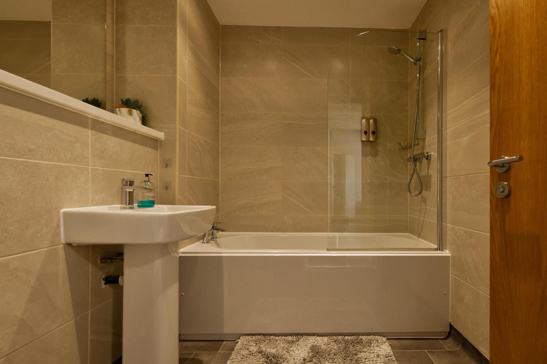 Sidemerseylivings - Central, Bright, And Convenient 2-Bedroom Apartment With Parking Ливерпуль Экстерьер фото